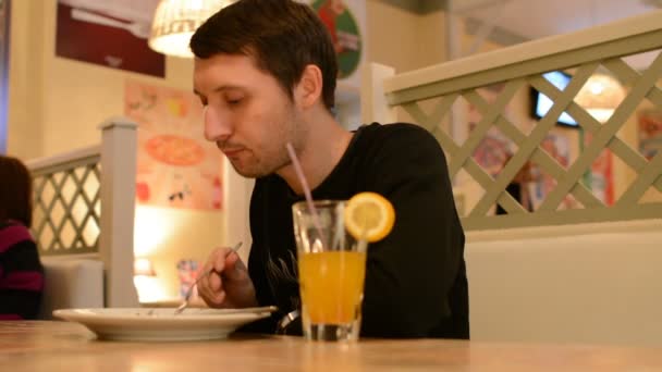 Ein Mann Sitzt Einem Restaurant Und Isst Salat — Stockvideo