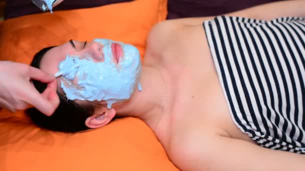 女の子は 家での顔にマスクをつけた 美の概念 — ストック動画