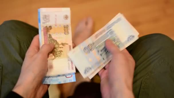 Man Tellen Russische Papiergeld Roebels — Stockvideo