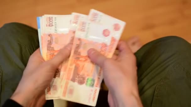 Man Tellen Russische Papiergeld Roebels — Stockvideo