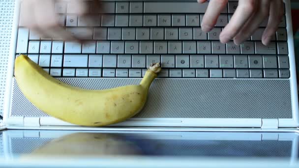 Человек печатает на клавиатуре ноутбука — стоковое видео