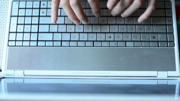 La persona está escribiendo en el teclado del portátil — Vídeo de stock