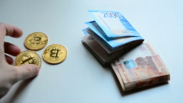 La elección entre bitcoin y rublo en efectivo — Vídeo de stock