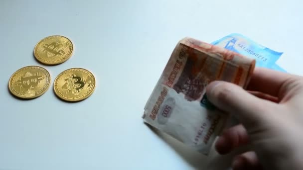 Wybór między Rubel bitcoin i gotówki — Wideo stockowe