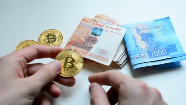 La elección entre bitcoin y rublo en efectivo — Vídeo de stock