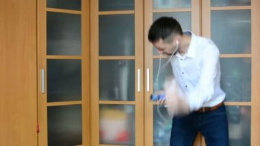 Müzik ve dans evde genç adam