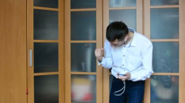 Müzik ve dans evde genç adam