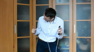 Müzik ve dans evde genç adam