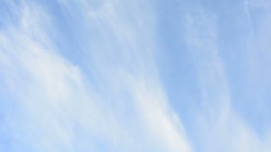 Uçuşta robot. Yaz, güzel mavi gökyüzü.