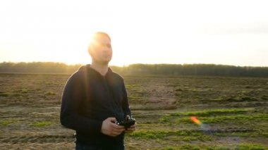 Genç adam kontrol dron batımında alanındaki.
