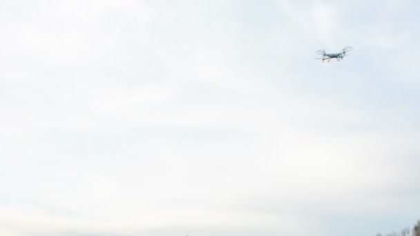 Drone en vuelo. Verano, hermoso cielo azul . — Vídeos de Stock