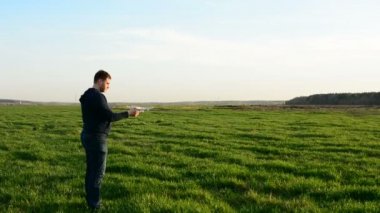Genç adam kontrol dron batımında alanındaki.