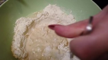 Hamur hazırlığı. fırıncı eller cam kase un içinde hamur yoğurma. Yakın çekim Kadın hamur yoğurma.