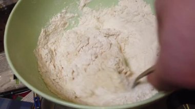 Hamur hazırlığı. fırıncı eller cam kase un içinde hamur yoğurma. Yakın çekim Kadın hamur yoğurma.
