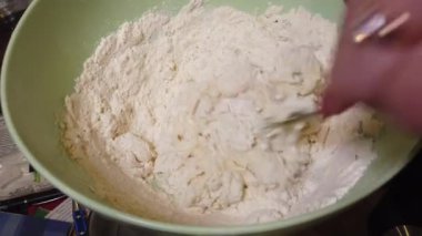 Hamur hazırlığı. fırıncı eller cam kase un içinde hamur yoğurma. Yakın çekim Kadın hamur yoğurma.