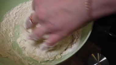 Hamur hazırlığı. fırıncı eller cam kase un içinde hamur yoğurma. Yakın çekim Kadın hamur yoğurma.