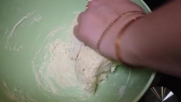 Deegbereiding Baker Handen Kneden Deeg Meel Glazen Kom Close Van — Stockvideo