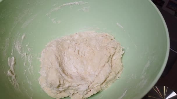 干准备 面包师手在玻璃碗里用面粉揉面团 女人揉面团的特写 — 图库视频影像