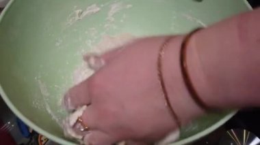 Hamur hazırlığı. fırıncı eller cam kase un içinde hamur yoğurma. Yakın çekim Kadın hamur yoğurma.