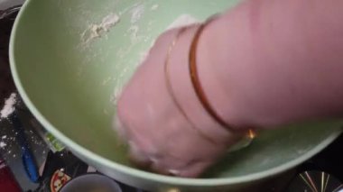 Hamur hazırlığı. fırıncı eller cam kase un içinde hamur yoğurma. Yakın çekim Kadın hamur yoğurma.