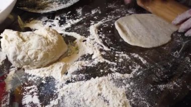Ev yapımı hamur tatlısı. Mantı pişirmek için para harcayan bir kız. Ev yemeği..