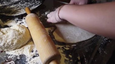 Ev yapımı hamur tatlısı. Mantı pişirmek için para harcayan bir kız. Ev yemeği..