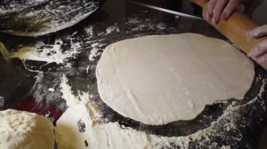 Ev yapımı hamur tatlısı. Mantı pişirmek için para harcayan bir kız. Ev yemeği..