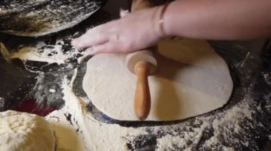 Ev yapımı hamur tatlısı. Mantı pişirmek için para harcayan bir kız. Ev yemeği..