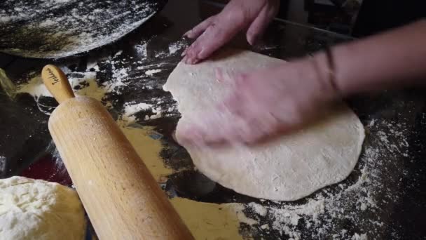 Hausgemachte Knödel Kochen Mädchen Rollt Den Teig Aus Knödel Kochen — Stockvideo