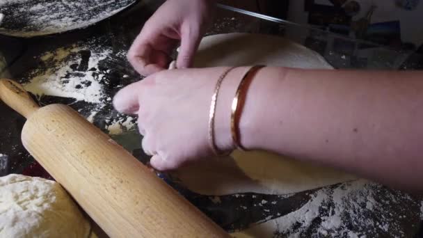 Hausgemachte Knödel Kochen Mädchen Rollt Den Teig Aus Knödel Kochen — Stockvideo