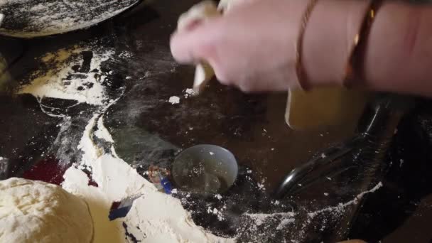 做自制饺子 女孩拿出面团做饺子 家庭烹饪 — 图库视频影像