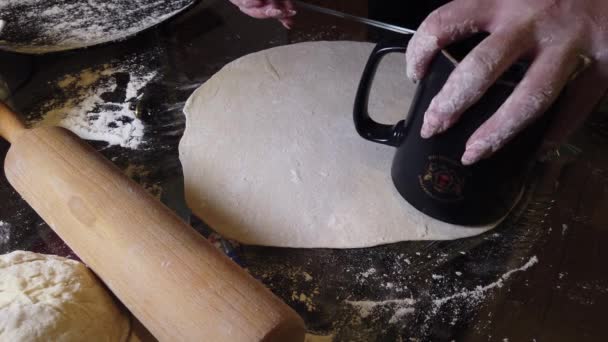 Yapımı Hamur Tatlısı Mantı Pişirmek Için Para Harcayan Bir Kız — Stok video
