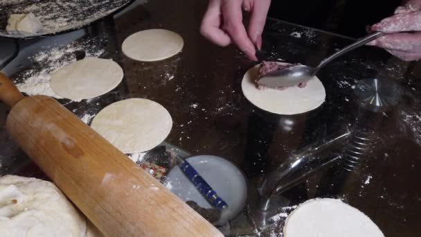 Cucinare Gnocchi Fatti Casa Ragazza Stende Pasta Cucinare Gnocchi Cucina — Video Stock