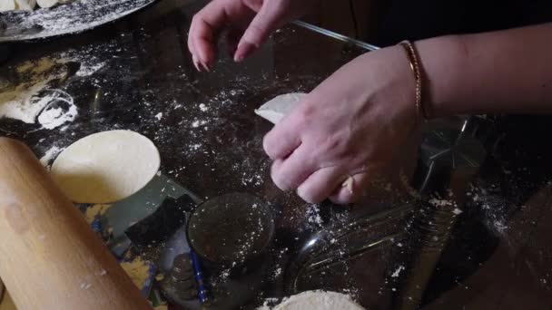 在厨房桌子上用滚针把面团卷出来 放在一个薄蛋糕里做饺子 — 图库视频影像