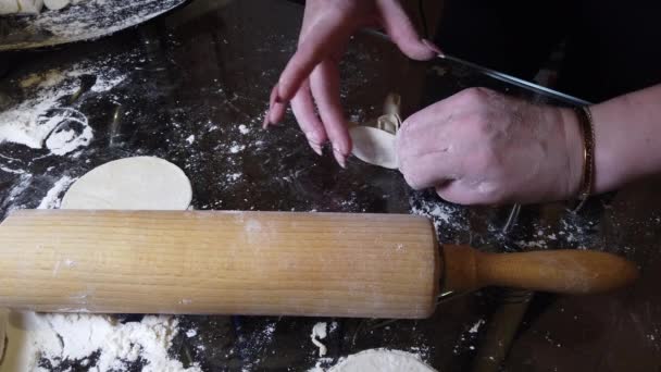 Rolando Massa Com Rolo Mesa Cozinha Bolo Fino Para Fazer — Vídeo de Stock