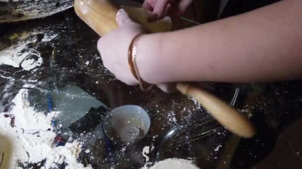 Uitrollen Van Het Deeg Met Een Deegroller Keuken Tafel Een — Stockvideo