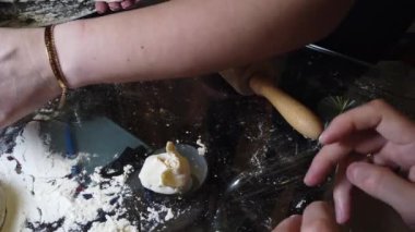 Köfte yapmak için ince bir pasta mutfak masasında bir oklava ile hamur dışarı rolling