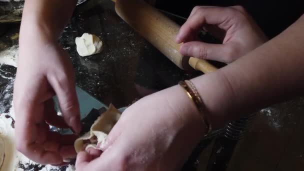 Викочуємо Тісто Прокатним Штифтом Кухонному Столі Тонкому Торті Виготовлення Пельменів — стокове відео