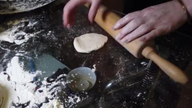 Köfte yapmak için ince bir pasta mutfak masasında bir oklava ile hamur dışarı rolling