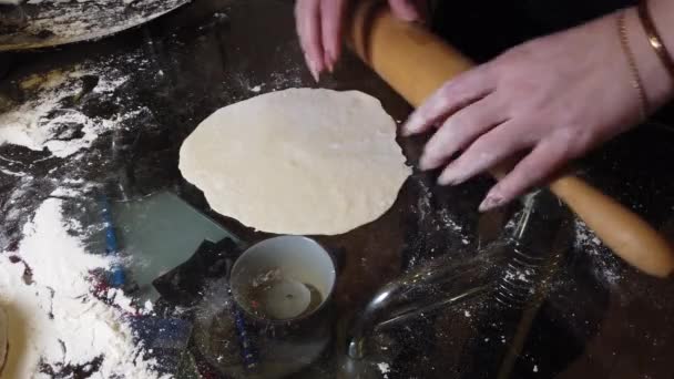 Kobieta Dodaje Mąki Ciasta Stole Krok Kroku Gotowanie Domowe Pierogi — Wideo stockowe