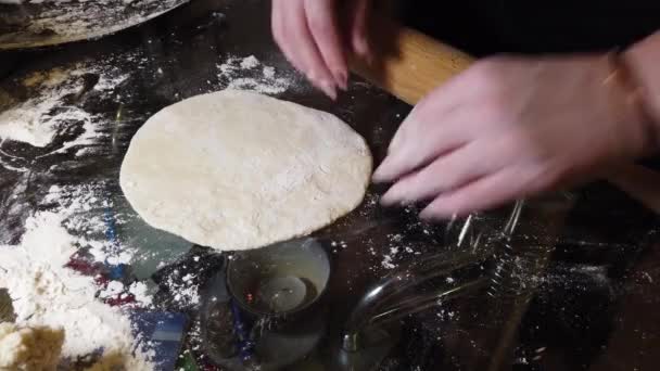 Donna Aggiunge Farina Alla Pasta Sul Tavolo Guida Passo Passo — Video Stock