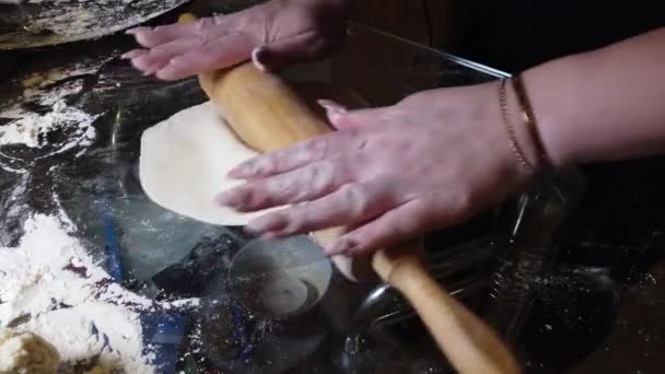 Femme Ajoute Peu Farine Pâte Sur Table Guide Étape Par — Video