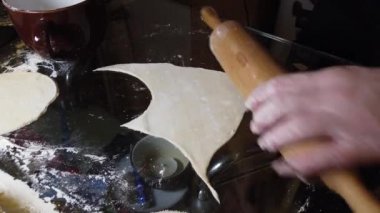 Kadın masaya hamura biraz un ekler. Adım adım ev yapımı hamur köftesi rehberi.