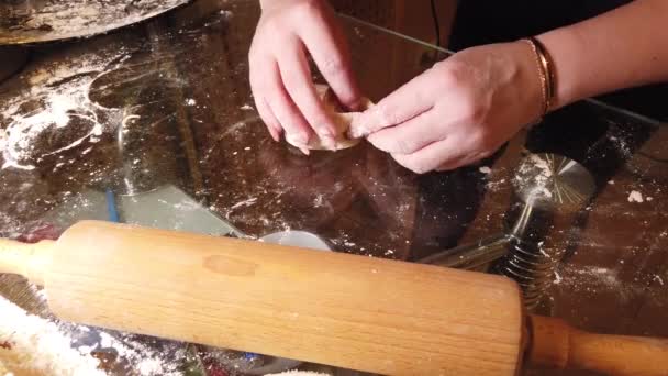 女人在桌上加些面粉做面团 一步一步烹调自制饺子指南 — 图库视频影像