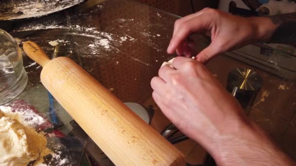 女人在桌上加些面粉做面团 一步一步烹调自制饺子指南 — 图库视频影像