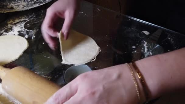 Женщина Добавляет Немного Муки Тесту Столе Шаг Шагом Кулинария Самодельные — стоковое видео