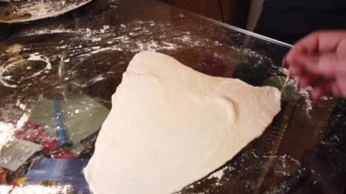 Geleneksel Rus pelmeni, ravioli, etli hamur tatlısı, cam masaya kız heykelleri..