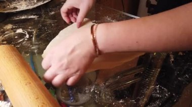 Geleneksel Rus pelmeni, ravioli, etli hamur tatlısı, cam masaya kız heykelleri..