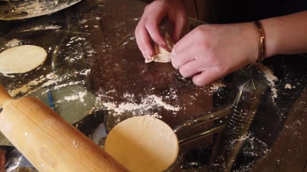 Pelmeni Tradizionali Russi Ravioli Gnocchi Con Carne Ragazza Scolpisce Tavolo — Video Stock