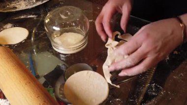Geleneksel Rus pelmeni, ravioli, etli hamur tatlısı, cam masaya kız heykelleri..